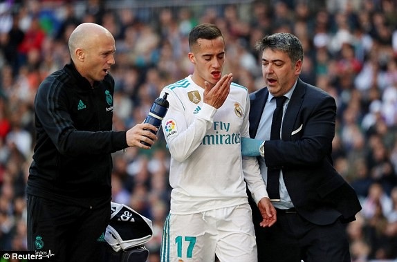 C.Ronaldo ghi bàn, Real Madrid bất phân thắng bại với Atletico - 1
Lucas Vazquez nén đau thi đấu, khi Real Madrid đã hết quyền thay người