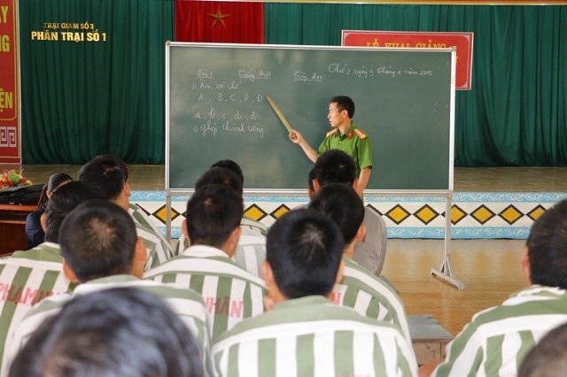 Mở lớp xóa mù chữ cho các phạm nhân - 1 Lớp học xóa mù chữ năm 2018 của Trại giam số 3 có 28 phạm nhân không biết chữ hoặc tái mù chữ tham gia