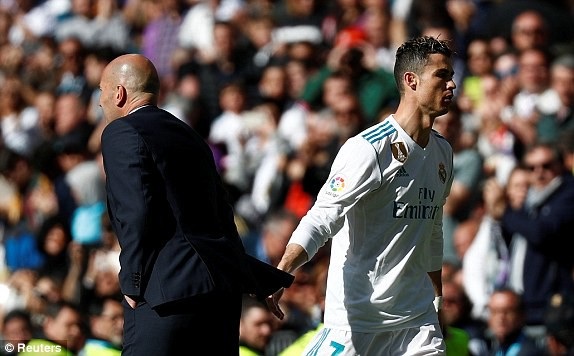 C.Ronaldo ghi bàn, Real Madrid bất phân thắng bại với Atletico - 3
C.Ronaldo được HLV Zidane rút ra nghỉ ở phút 64 để thay bằng Benzema