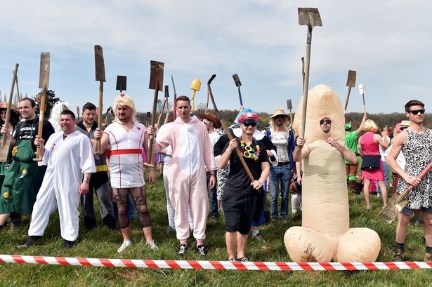 Kỳ lạ cuộc thi săn đào đồ chơi tình dục - 1 Nhà tổ chức cho biết sự kiện này diễn ra nhằm kỷ niệm sự tự do của nữ giới. Có khoảng 800 món đồ được chôn dưới cánh đồng và những người tham gia cuộc chơi được cấp xẻng để đào.