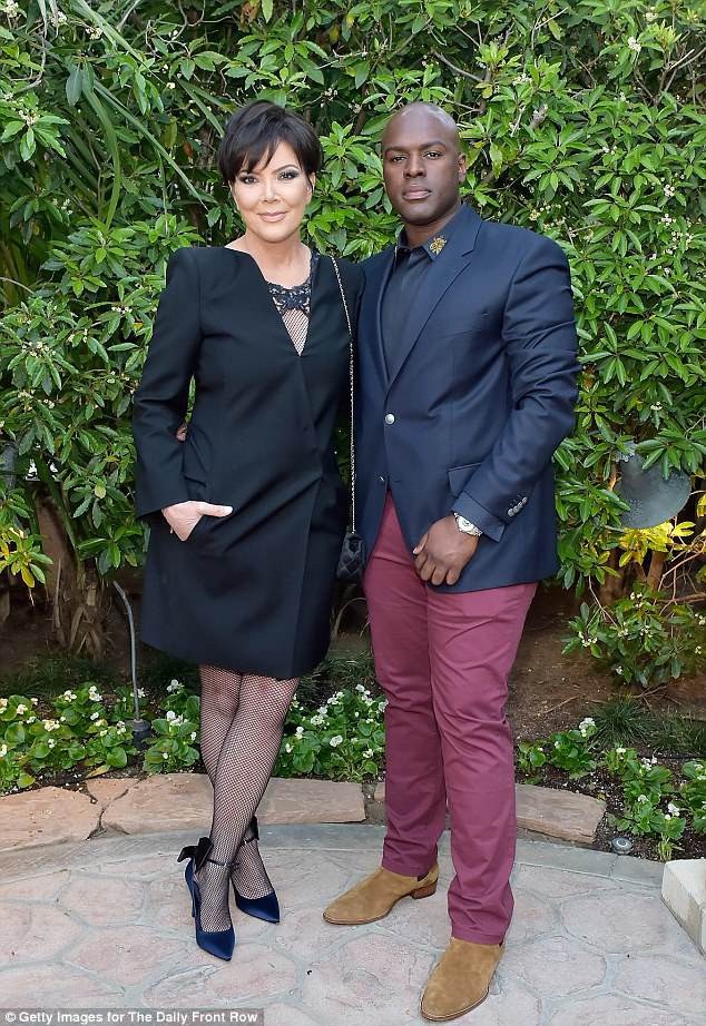 Mẹ cô Kim đẹp đôi bên bạn trai kém 29 tuổi - 1
Bà Kris Jenner, 62 tuổi và phi công trẻ Corey Gamble, 33 tuổi dự sự kiện thời trang tại Los Angeles ngày 8/4 vừa qua