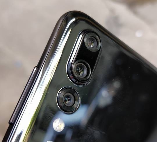 Huawei P20 Pro với 3 camera "khủng" được xách tay về Việt Nam - 2 Cụm 3 camera độc đáo lần đầu tiên xuất hiện trên một chiếc smartphone.