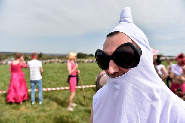 Kỳ lạ cuộc thi săn đào đồ chơi tình dục - 3 Đàn ông cũng được đi đào, miễn là mặc trang phục phù hợp