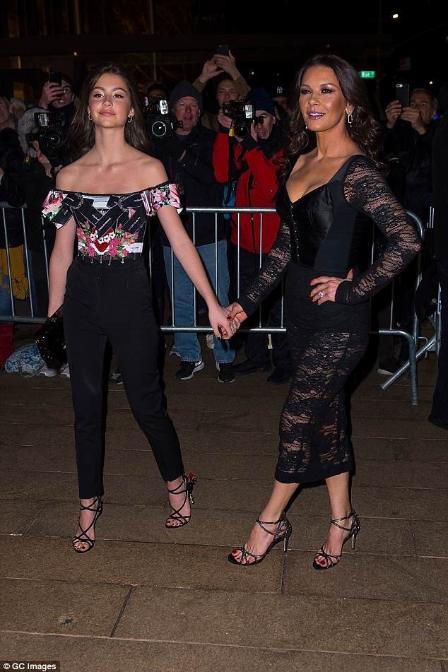 Con gái Catherine Zeta-Jones đẹp xinh như mẹ - 2
Nữ minh tinh phim Chicago rất tự hào về cô con gái càng lớn càng xinh đẹp
