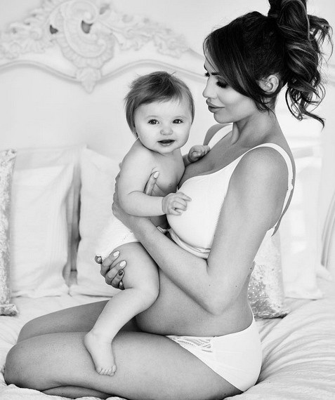 
Giờ đây người đẹp tiết lộ cô đang bầu bí đứa con thứ 2 được gần 5 tháng và mới chia sẻ tin vui trên trang cá nhân
