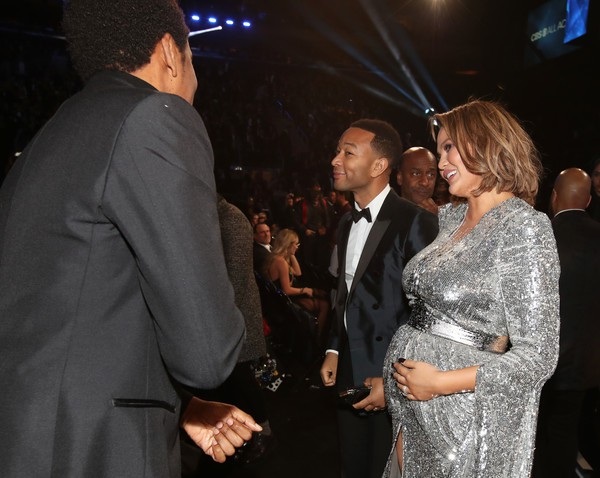 Chrissy Teigen bế bụng bầu dự sự kiện - 7
Dù bầu bí đã lớn nhưng siêu mẫu áo tắm này vẫn rất năng động và thường xuyên xuất hiện trong các sự kiện lớn nhỏ ở Hollywood.