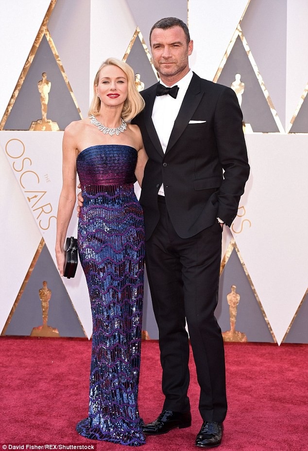 Nghe sao tâm sự chuyện nuôi con sau ly hôn - 4 Cặp đôi diễn viên Naomi Watts (49 tuổi) và Liev Schreiber (50 tuổi)