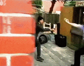 “Quái lạ, bình xịt hơi cay hôm nay sao có mùi thơm thế này?”