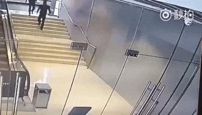 Chỉ tại cửa kính chùi sạch quá