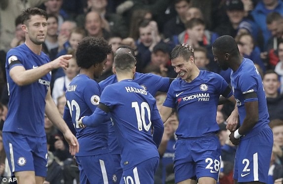 Chelsea 1-1 West Ham: Người cũ của MU "hại" The Blues - 2
Azpilicueta (thứ hai từ phải sang) ghi bàn mở tỉ số cho Chelsea