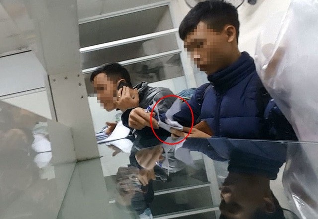 Phó Thủ tướng Trương Hòa Bình: Xử lý nghiêm hải quan Hải Phòng đòi phí "bôi trơn" - 1 Các “chạy lệnh” viên đang làm thủ tục thông quan cho hàng hóa - ảnh báo Lao động.