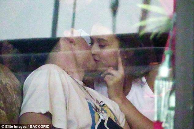 
Brooklyn Beckham bị bắt gặp khoá môi người mẫu Lexi Wood.
