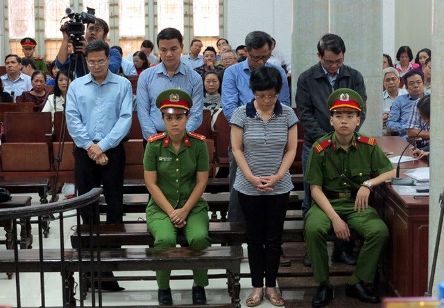 Cựu Đại biểu Quốc hội Châu Thị Thu Nga cùng các đồng phạm nghe tòa sơ thẩm tuyên án.