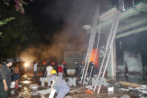 Cháy lớn thiêu rụi một kho hàng điện máy - 3