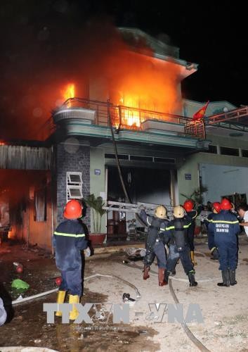 
Lực lượng PCCC nỗ lực dập lửa.
