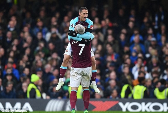 Chelsea 1-1 West Ham: Người cũ của MU "hại" The Blues - 1
Chicharito và Arnautovic ăn mừng bàn thắng gỡ hòa cho West Ham