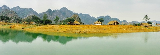 Nhà 400m2 kiểu cổ giữa Hà Nội và ngôi làng “bí ẩn” của đạo diễn Lưu Trọng Ninh - 21 Trong câu chuyện ban sớm, Đạo diễn Lưu Trọng Ninh còn kể về ngôi làng biệt lập cách Hà Nội hơn 50km của riêng ông và ở đó ông là “trưởng thôn”. Làng được hình thành từ cách đây 2 năm, rộng khoảng 20ha trong một cái hồ 80ha, bao bọc xung quanh là “núi ấp ôm mây, mây ấp núi”.