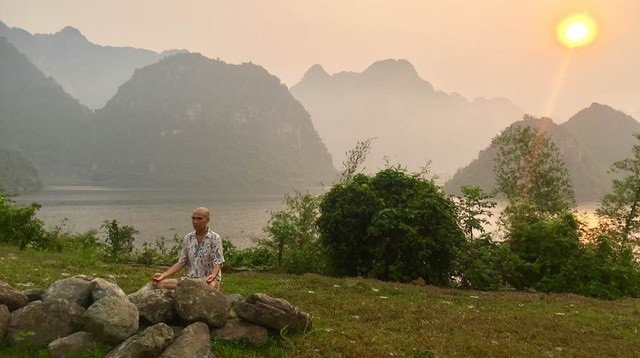 Nhà 400m2 kiểu cổ giữa Hà Nội và ngôi làng “bí ẩn” của đạo diễn Lưu Trọng Ninh - 22
“Chữ trưởng thôn là tôi tự phong cho oai chứ chẳng ai bầu cả. Đó là một ngôi làng có khoảng hai chục nóc nhà với những cư dân lao động ở nhiều nơi về đây. Một số người có hoàn cảnh giống tôi và cũng yêu thích khung cảnh làng quê yên bình. Tôi cho họ một mảnh đất, dựng cho họ một ngôi nhà, họ tự canh tác, tự phát triển, không bị áp đặt lối xây dựng, mỗi ngôi nhà mang cá tính của một cá nhân, cá thể. Tôi chỉ nói nói với họ rằng, hãy làm đẹp đi”, đạo diễn kể.