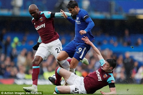 Chelsea 1-1 West Ham: Người cũ của MU "hại" The Blues - 3
Các chân sút của Chelsea như Morata (giữa) vô duyên ở trận đấu này