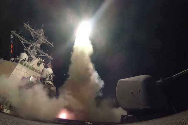 8 tên lửa tấn công căn cứ quân sự Syria giữa lúc căng thẳng - 1 Tên lửa hành trình phóng đi từ tàu chiến Mỹ ở Địa Trung Hải nhằm vào căn cứ không quân Syria rạng sáng 7/4/2017 (Ảnh: AFP)