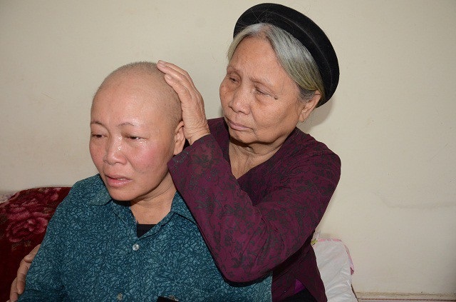 Chồng mới chết vì ung thư não, vợ lại nguy kịch bởi ung thư vú - 3 Hiện chỉ có mẹ chồng đã 80 tuổi thường xuyên chăm sóc chị Thắm.