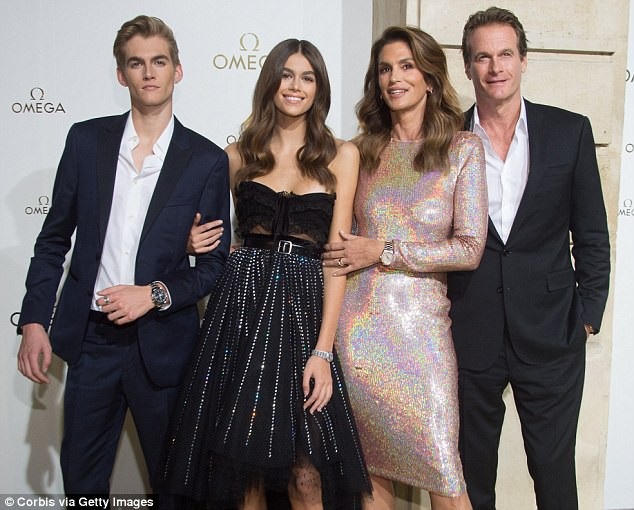 Hai con của Cindy Crawford càng lớn càng cuốn hút - 6
Vợ chồng Cindy Crawford cổ vũ,động viên các con hết mình trong công việc