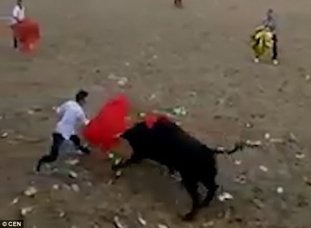 Người đàn ông thiệt mạng trong lễ hội đấu bò ngay đầu năm mới - 2 Trước đó, ba người đã tránh được cú húc của con bò tót giận dữ, đến lượt anh Barrios, vận may đã không mỉm cười với anh.