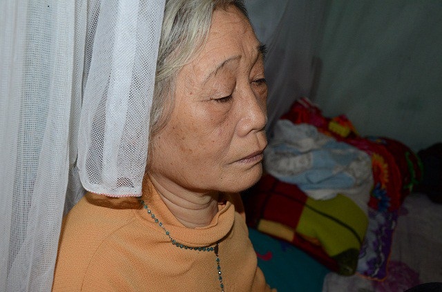 Ánh mắt đáng thương của bé 7 tuổi bị thiểu năng trí tuệ - 5 Hiện 3 mẹ con phải tá túc ở nhà bà ngoại đã già yếu.