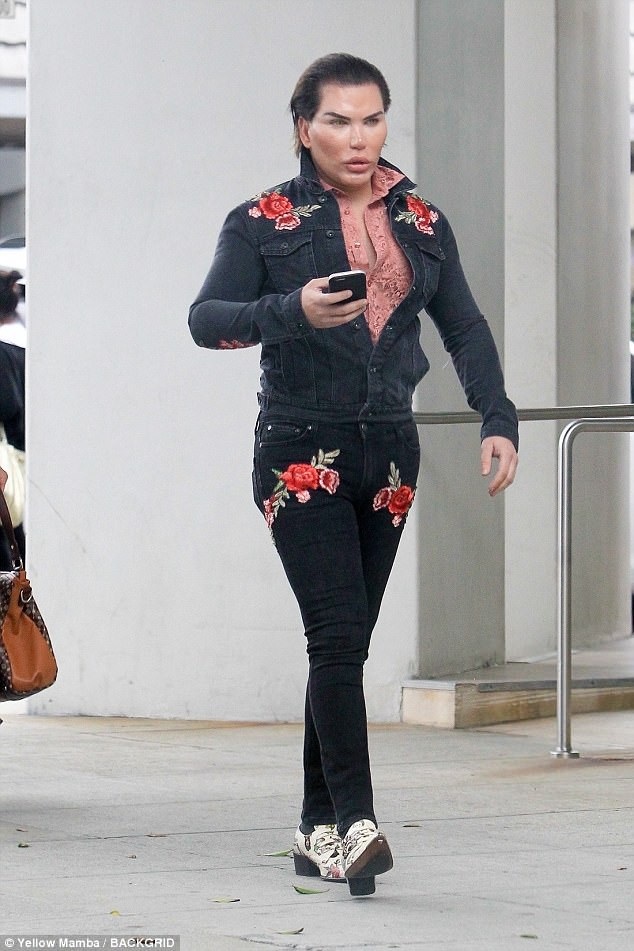 "Búp bê Ken" Rodrigo Alves buồn bực khi quên mặc đồ đen dự lễ trao giải Quả Cầu Vàng - 6
Để ủng hộ chiến dịch kêu gọi chấm dứt nạn xâm hại tình dục tại Hollywood, ngay khi trở về từ lễtrao giải, Rodrigo đã đi nhuộm tóc màu đen