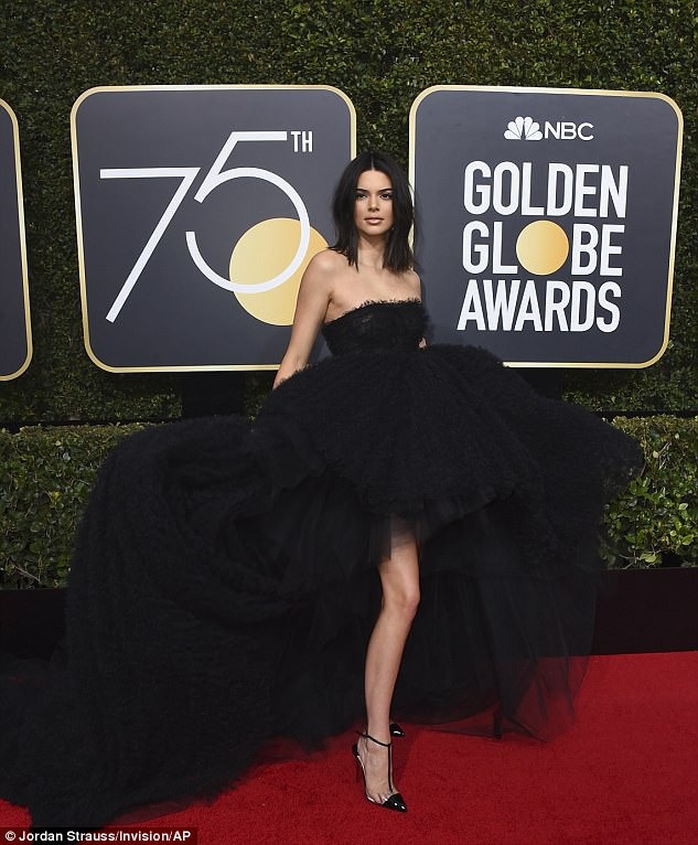 Kendall Jenner bị chỉ trích vì mặc áo lông thú - 6
Kendall Jenner vừa bất ngờ tham dự lễ trao giải Quả Cầu Vàng diễn ra tại Mỹ hồi tuần trước