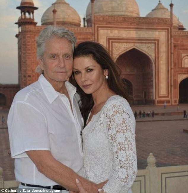 Catherine Zeta-Jones: 48 tuổi vẫn tươi trẻ và quyến rũ - 6
Mới đây vợ chồng Michael Douglas đã đưa 2 con đi nghỉ năm mới tại Ấn Độ