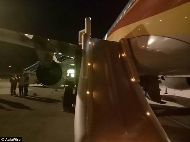 Khách Trung Quốc mở cửa thoát hiểm máy bay vì... quá nóng và ngột ngạt - 2 Máng trượt thoát hiểm của máy bay cũng bị bung mở
