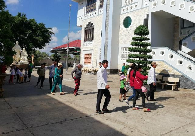 Ngày nghỉ lễ cuối, nhiều điểm du lịch nổi tiếng vẫn “hút” khách - 4 Trời nắng nóng nhưng nhiều du khách vẫn vui vẻ, thoải mái đi tham quan du lịch.