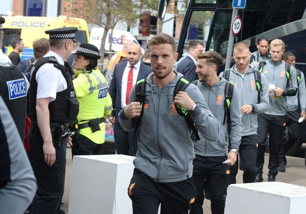 Mohamed Salah được cảnh sát hộ tống riêng lên máy bay - 3
Cấc cầu thủ Liverpool rời xe buýt để tiến vào sân bay mang tên huyền thoại (âm nhạc) John Lennon
