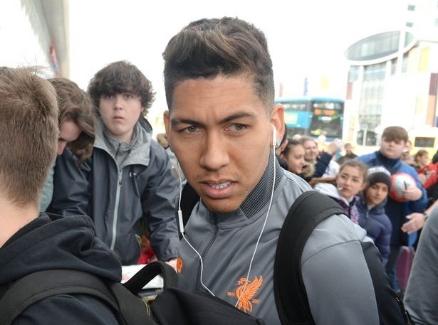 Mohamed Salah được cảnh sát hộ tống riêng lên máy bay - 4
Tiền đạo Firmino, một trong ba cầu thủ ngôi sao tấn công hàng đầu của Liverpool hiện nay