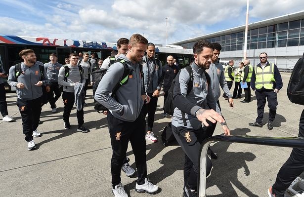 Mohamed Salah được cảnh sát hộ tống riêng lên máy bay - 8
Toàn đội Liverpool lên máy bay. Trận đấu giữa Roma và Liverpool sẽ diễn ra vào lúc 1h45 ngày 3/5/2018