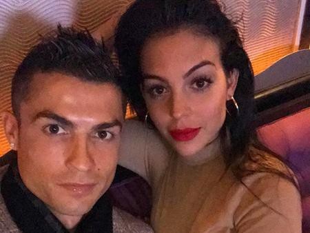 Bạn gái khoe nhẫn kim cương siêu “khủng”, C.Ronaldo sắp hết độc thân - 1 Rộ tin CR7 đã cầu hôn bạn gái