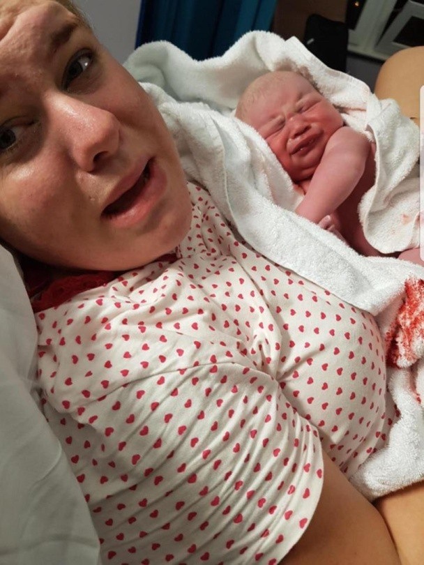 Khách mời phát hoảng vì cô dâu sinh con ngay trong hôn lễ - 3 Khi chào đời, bé Freddie nặng tới 9 pounds 1 ounces (hơn 4,1 kg)