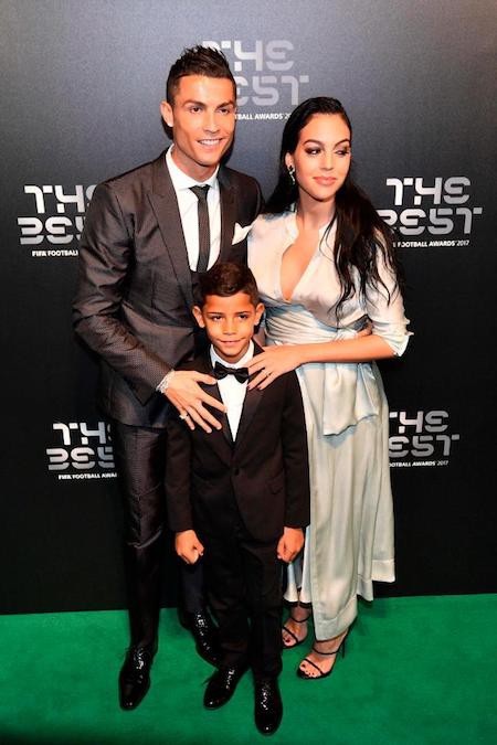 Bạn gái khoe nhẫn kim cương siêu “khủng”, C.Ronaldo sắp hết độc thân - 4 Các fans rất ủng hộ chuyện tình cảm của CR7 và Georgina Rodriguez