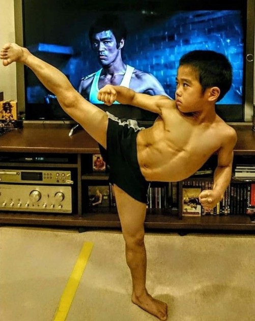 Cậu bé 8 tuổi múa côn y hệt Lý Tiểu Long khiến nhiều người kinh ngạc - 3