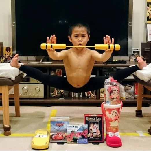 Cậu bé 8 tuổi múa côn y hệt Lý Tiểu Long khiến nhiều người kinh ngạc - 4