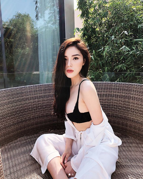Kỳ Duyên nóng bỏng “nghẹt thở” bên bãi biển sau khi thừa nhận nâng ngực - 5 Tuy vóc dáng trước đó của cô cũng khá quyến rũ nhưng giờ đây còn sexy gấp nhiều lần. Hình ảnh trong chuyến đi Đà Nẵng của người đẹp nóng bỏng đến “nghẹt thở”. Cô thiêu đốt mọi ánh nhìn bởi màn khoe dáng quá đỗi gợi cảm với nội y đen và tấm áo hờ hững buông lơi.
