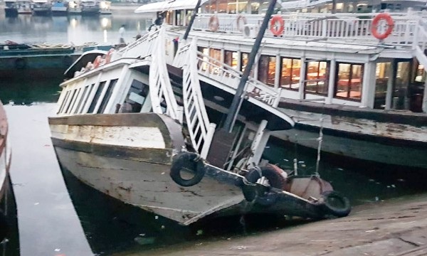 Tàu du lịch bị nước tràn vào khoang máy, đình chỉ toàn bộ đội tàu - 1 Con tàu bị nước tràn vào khoang máy nhưng may mắn không bị chìm (ảnh báo QN)