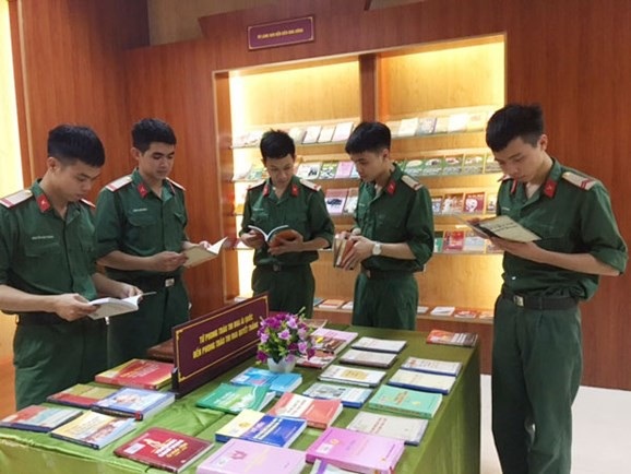 Trưng bày 1000 ấn phẩm “Hồ Chí Minh - Chân dung một con người” - 4 Các chiến sĩ đến tham quan khu trưng bày và triển lãm trong ngày khai mạc. Ảnh: TM.