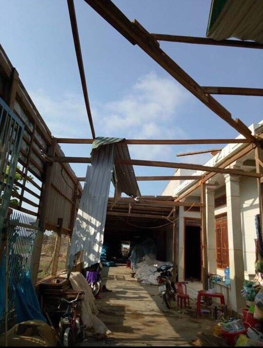 Mưa lớn kèm lốc xoáy làm 1 người chết, hàng trăm ngôi nhà tốc mái - 2 Thiệt hại nặng nề sau trận mưa lốc (ảnh C.P)