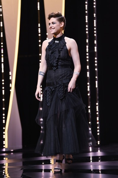 Kristen Stewart thân thiện với fans tại Cannes - Ảnh 8. Kristen Stewart thân thiện với fans tại Cannes - Ảnh 8.