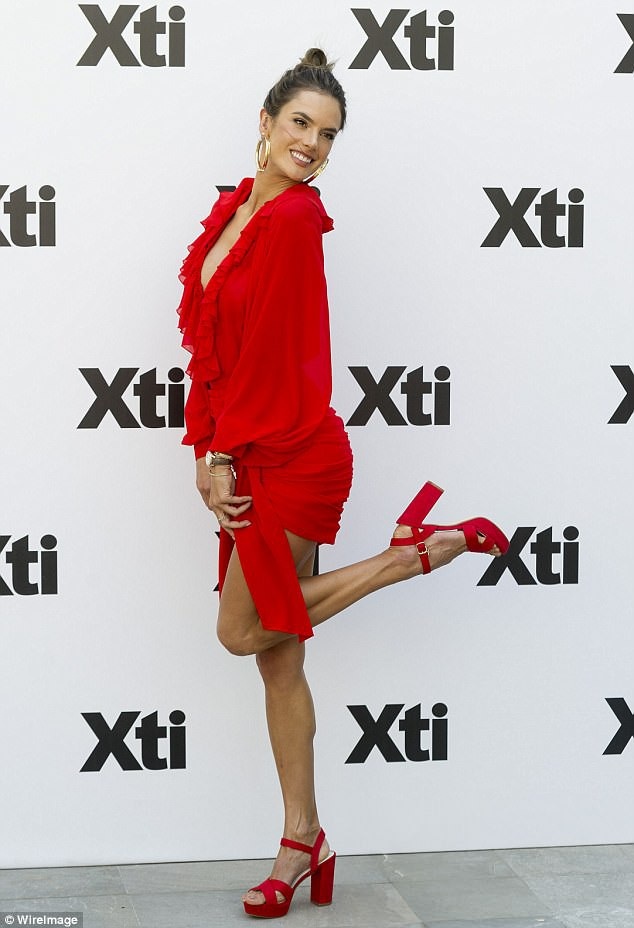 Alessandra Ambrosio tái xuất bốc lửa - 3
Ở tuổi 37, siêu mẫu Brazil này vẫn rất đắt show quảng cáo và dự sự kiện