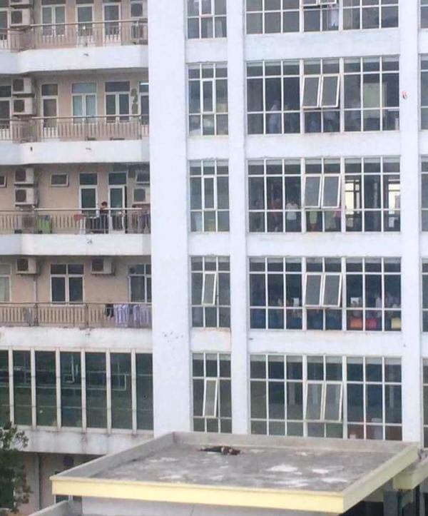 Nam thanh niên gieo mình từ tầng 11 bệnh viện xuống đất - 1 Hiện trường nơi xảy ra vụ việc.