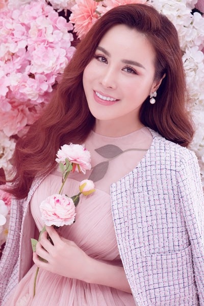 Khoác lên mình loạt hàng hiệu của Chanel, Alexander Mcqueen, Louboutin...và NTK Công Trí, nhưng trong bộ ảnh mới, Hoa hậu Áo dài 2017 Hoàng Dung lại đằm thắm và mong manh đến bất ngờ.