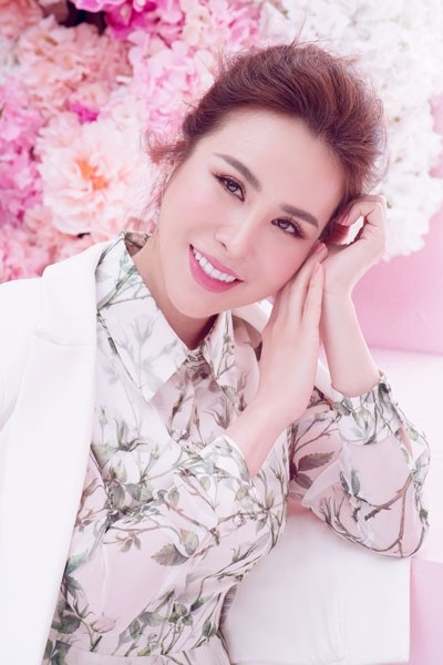 Trên một số diễn đàn hàng hiệu, Hoàng Dung thường được nhắc đến với cụm từ tay chơi khét tiếng. Tủ đồ hàng hiệu của Hoa hậu, lên với vài nghìn món. Trong căn chung cư sang trọng, có riêng 1 phòng để chưa hàng hiệu.